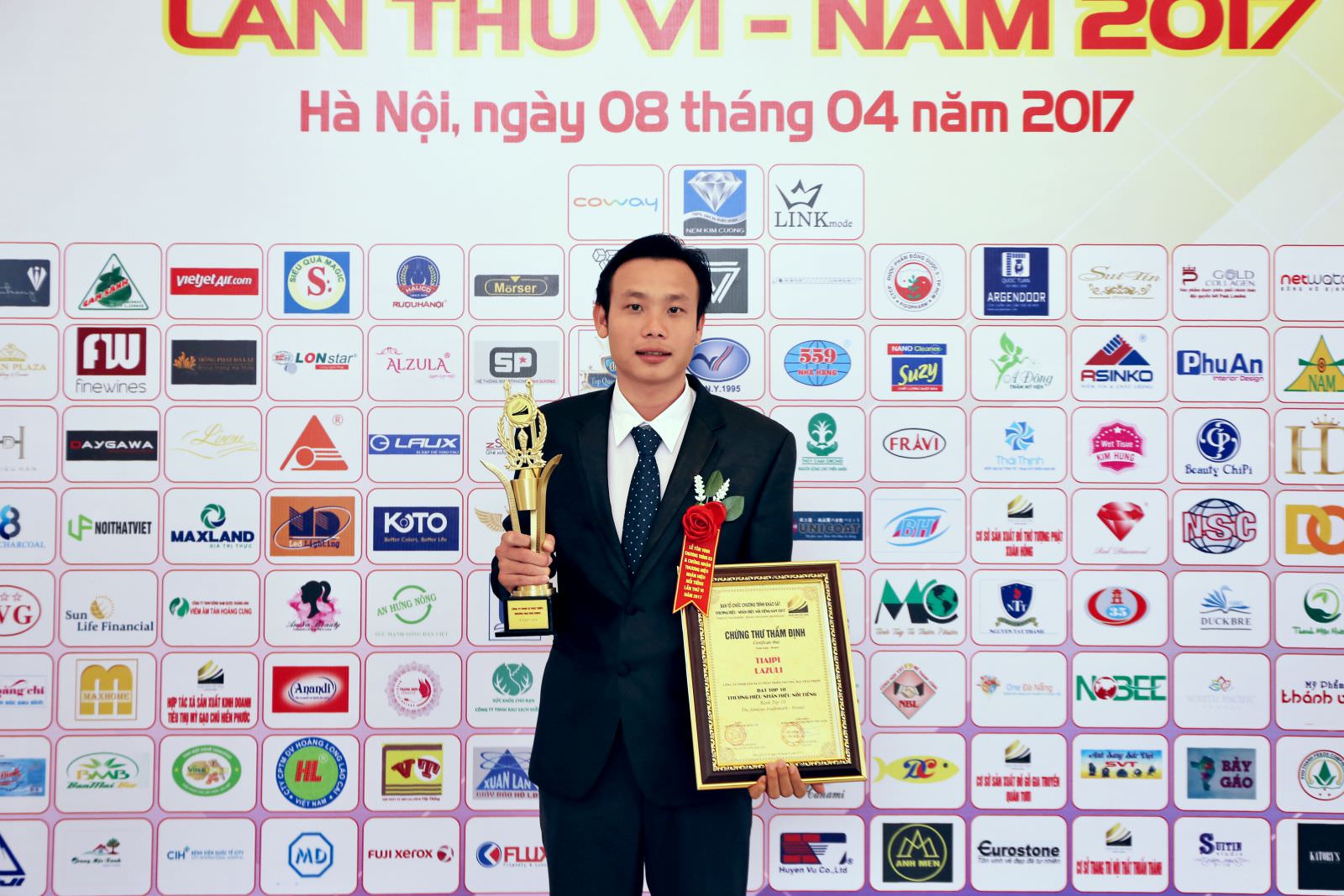Giày dép Thái Thịnh tự hào nhận Cúp Thương hiệu- nhãn hiệu nổi tiếng  năm 2017